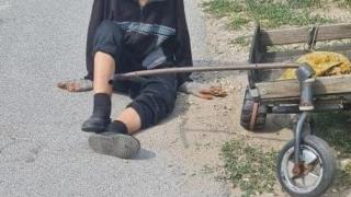 Влачеща се 86-г. баба разплака България: Не можеш да ми помогнеш, чадо! СНИМКИ