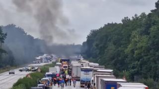 Паника: Гръмна тир с опасен товар, има жертви! Отцепен е голям периметър ВИДЕО