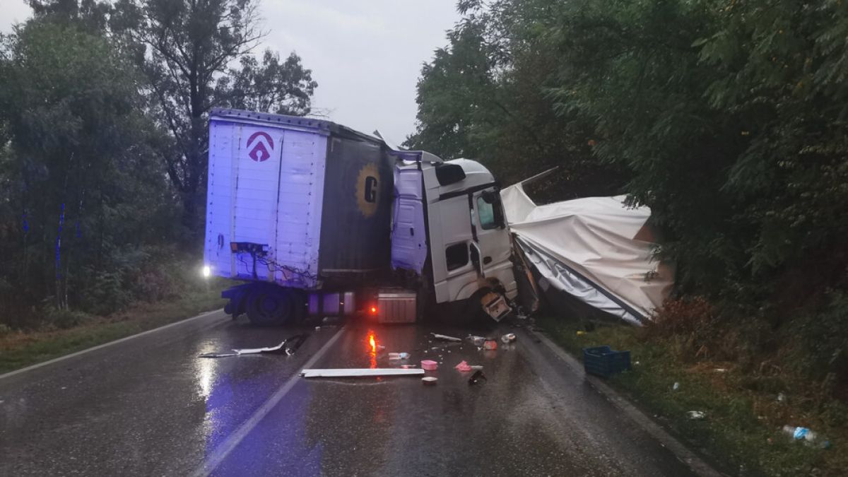 Смазан между 2 тира: Мъж загина в жестоко меле край Самоводене СНИМКИ