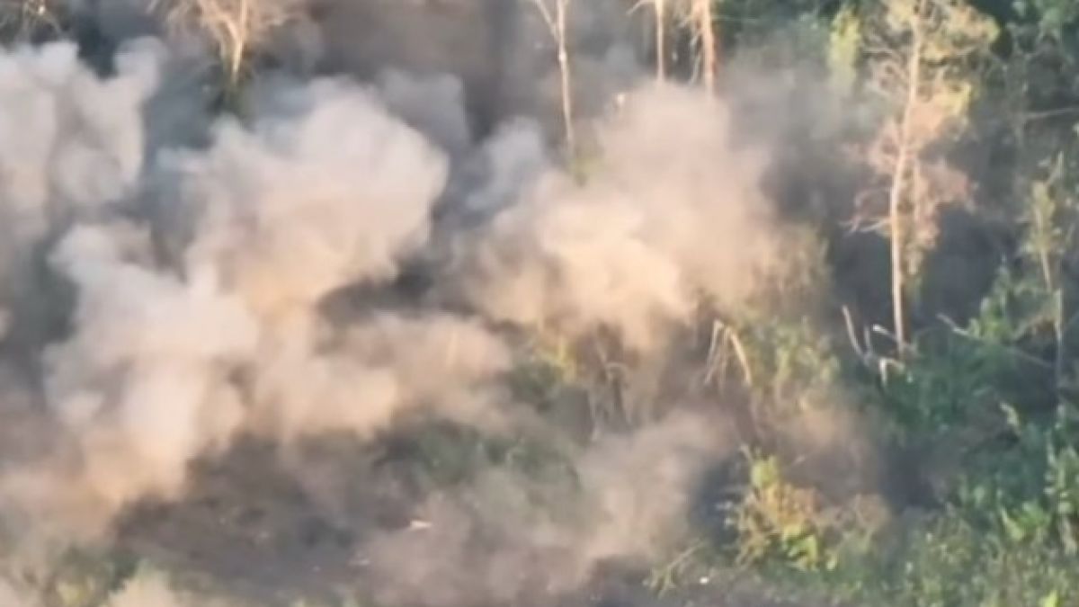 ВИДЕО от войната: Артилерията на ВСУ унищожи замаскирана руска БМП-2