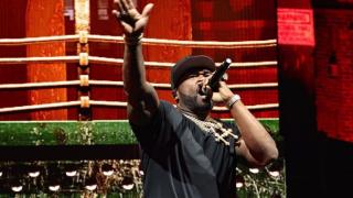 Брутално! 50 Cent превъртя и пусна кръв на своя фенка по време на концерт ВИДЕО 18+