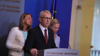 Протестиращите отрязаха Денков, а той даде 10 обещания ВИДЕО 