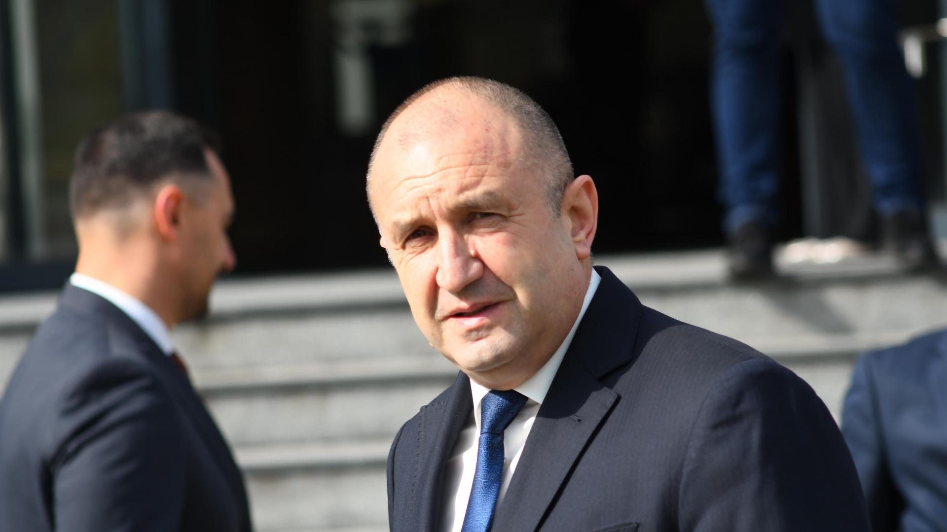 Радев привиква Денков и шефовете на службите на "Дондуков" 2