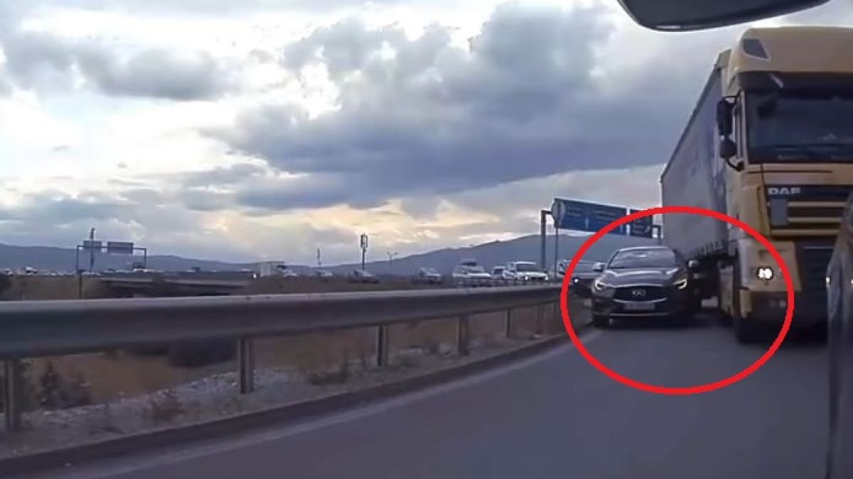 Шокиращо ВИДЕО! Камион притиска кола към мантинелата, цялата е издрана 