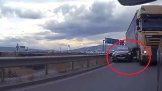 Шокиращо ВИДЕО! Камион притиска кола към мантинелата, цялата е издрана 