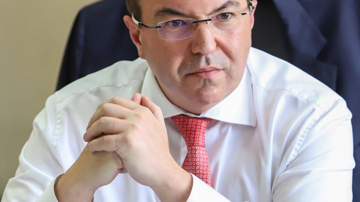 Костадин Ангелов сподели много лична снимка, държи в обятията си...