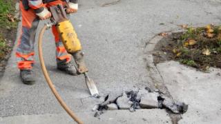 Те чуха странни звуци под тротоара, но когато го разбиха, избягаха от ужас ВИДЕО