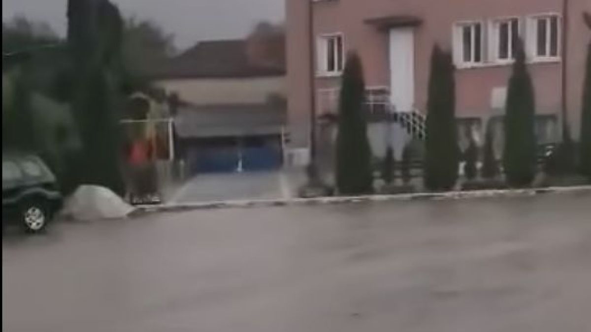 Времето вече се обърна, на това място в България вали като из ведро ВИДЕО