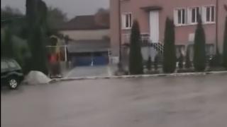 Времето вече се обърна, на това място в България вали като из ведро ВИДЕО