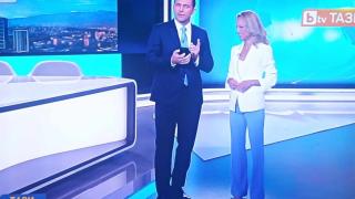 Рокада в bTV взриви ефира, Йочев си извади телефона, изби рибата със... СНИМКИ