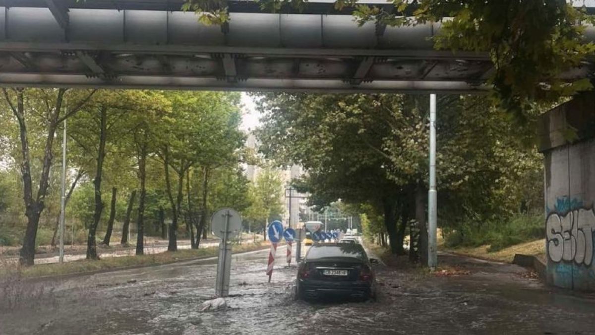 Апокалипсис в Пловдив! Улиците станаха реки ВИДЕО