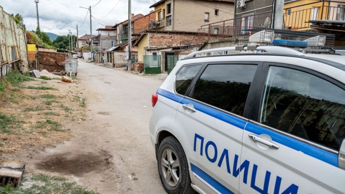 Страшно меле в Ботевград - над 100 мъже, жени и деца се млатиха с колове и вили СНИМКИ