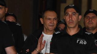 Божков се появи окован в съда, а го посрещнаха със... СНИМКИ