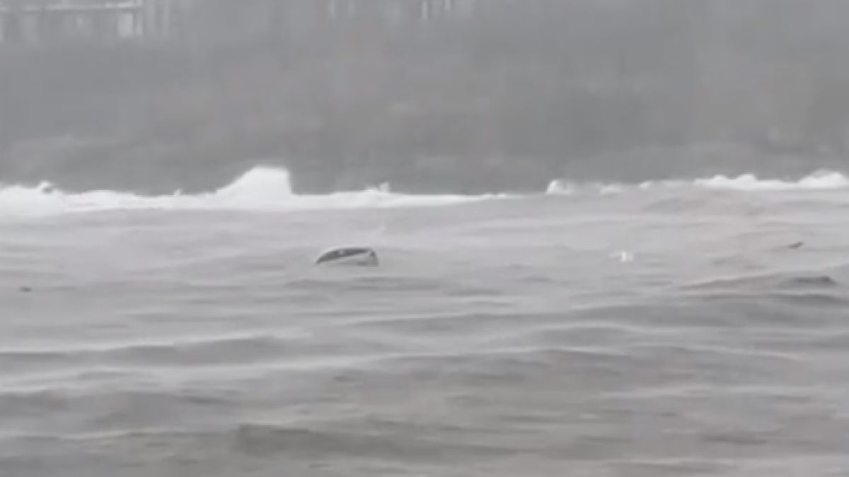 Сирени вият в Царево, градът е под вода! ВИДЕО