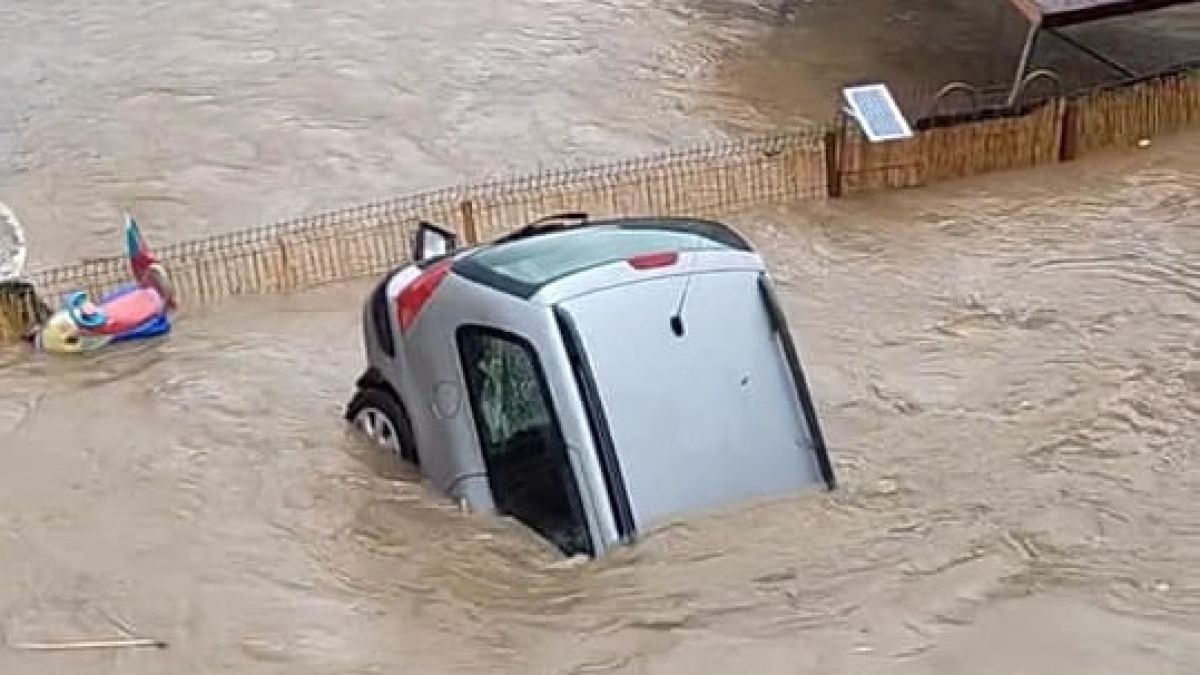 Става все по-зле: Издирват мъж насред потопа в Царево