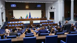 Депутатите запретват ръкави, почват с поправки в ключови комисии 