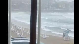 Хората са покатериха по каравани и бунгала в Созопол, чакат спасение ВИДЕО