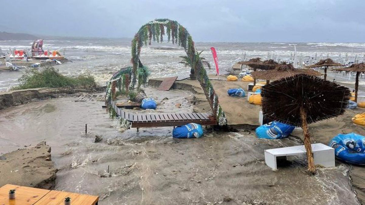 ВИДЕО разкрива какво остана след водната стихия в "Арапя"