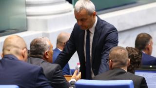 Костадинов захапа Петков: Защо точно 13 приоритетни закона трябва да се приемат