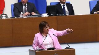 Нинова разтърси парламента: Къде е Борисов?! В стаички и манастири прави сглобки, а ПП-ДБ...
