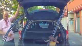 Шофьор паркира на грешно място в Пловдив, а последвалото е скандално ВИДЕА