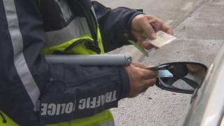 И това доживяхме: Родни полицаи опряха пистолет в главата на мигрант, за да го оберат!