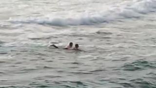 Всички говорят за този младеж! Скочи в полудялото море край Созопол и… ВИДЕО 
