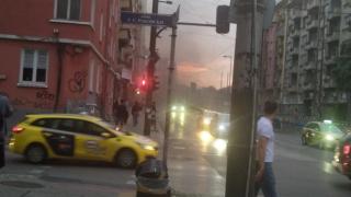 Първо в БЛИЦ! Паника и ужас край НДК, гъст дим излиза направи района непрогледен! СНИМКИ