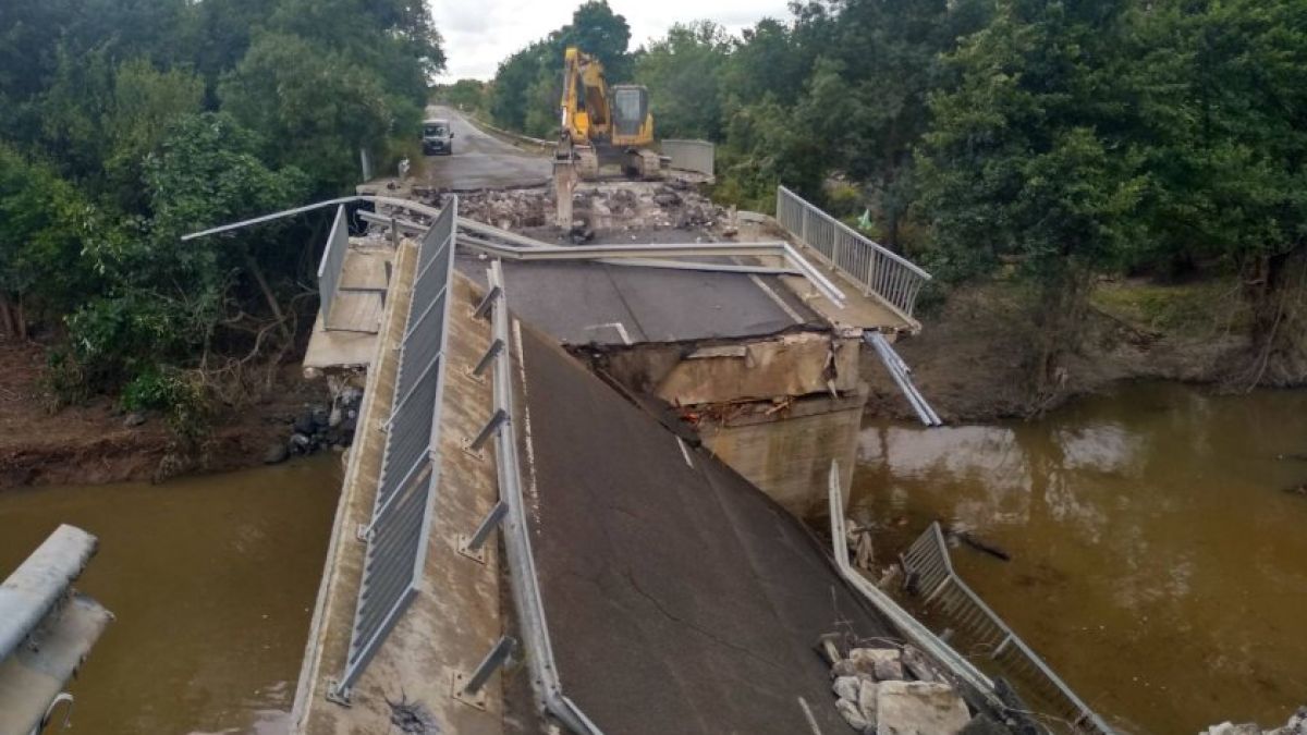 Мостът на пътя между Царево и Ахтопол е напълно разрушен