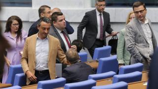 Уморени ли са? Искат 2 седмици ваканция за депутатите заради...
