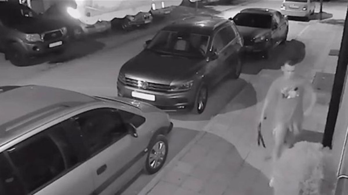 Видите ли този младеж, бягайте далеч: Кръстосва по тъмно улиците на Пловдив и... ВИДЕО