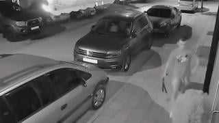 Видите ли този младеж, бягайте далеч: Кръстосва по тъмно улиците на Пловдив и... ВИДЕО