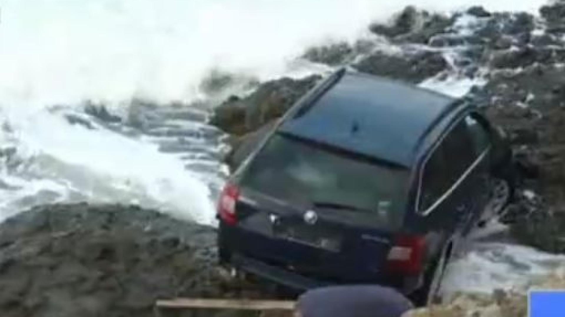 Абсурд: Застраховател иска да докарат за оглед кола, заклещена в скалите 