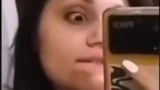 Нарязаната Дебора: Чувствам се пияна и зле. Ново ВИДЕО побърка мрежата