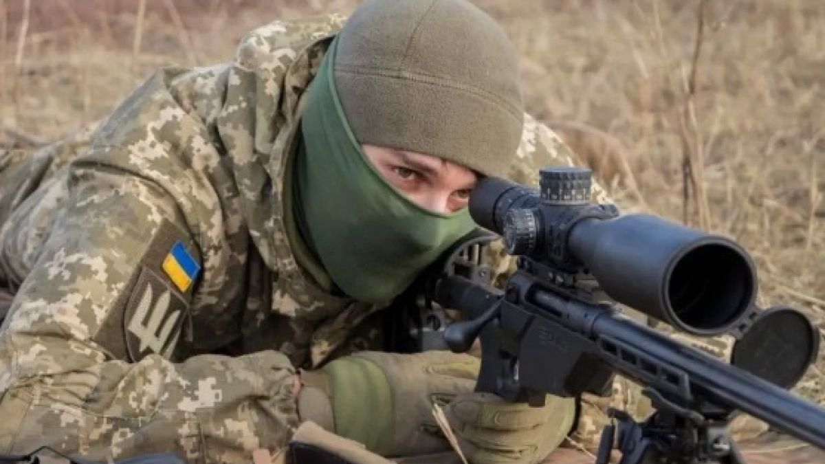 ВИДЕО от войната: Снайперист ликвидира руски боец на разстояние почти километър