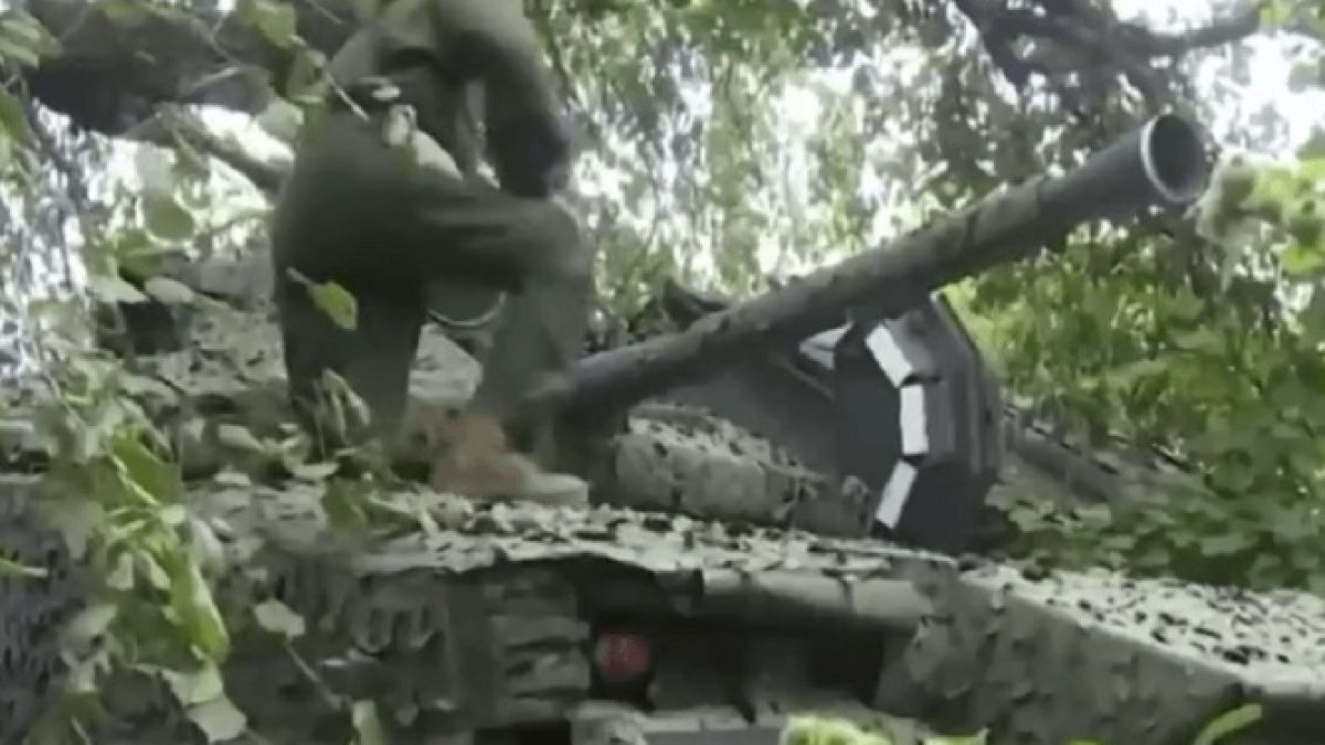 Скандинавски звяр: Разкриха характеристиките на шведската БМП CV-90, получена от Украйна ВИДЕО