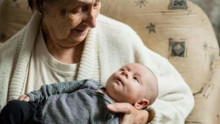 Майка остави бебето на свекърва си, а когато отиде да си го вземе...