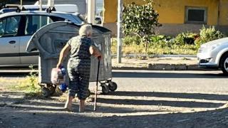 93-г. сливналийка с бастун смая всички, не е за вярване какви ги свърши на улицата СНИМКА 