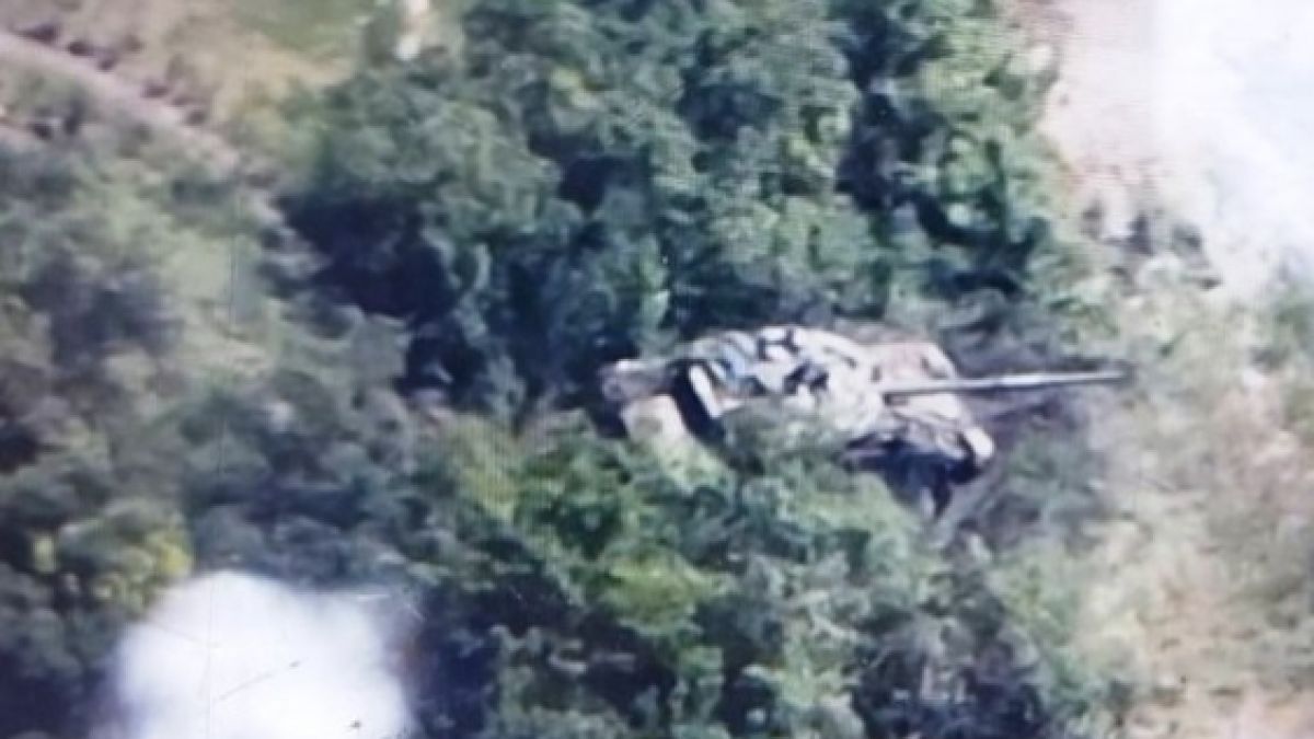 ВИДЕО от войната: Украински бойци унищожиха замаскиран руски танк