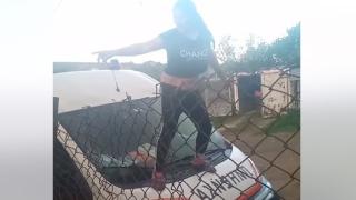 Скандално ВИДЕО: Пищна ромка върти и суче мазни кючеци върху капака на линейка 