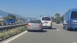 Неадекватен джигит втрещи всички на АМ "Тракия" ВИДЕО