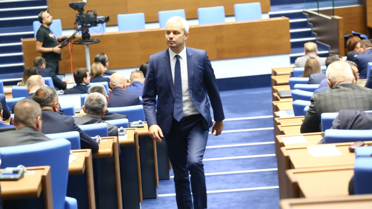 "Възраждане" нарече Тагарев "министър на Украйна", поиска да... 