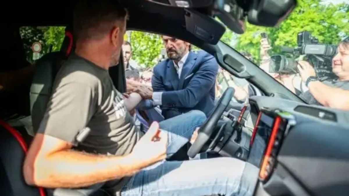 Бивши премиер и министър се сбиха пред сградата на депутатите ВИДЕО
