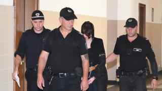 В черно и окована: Ето я внучката на Виолета Донева, обвинена за убийството на баба си СНИМКИ