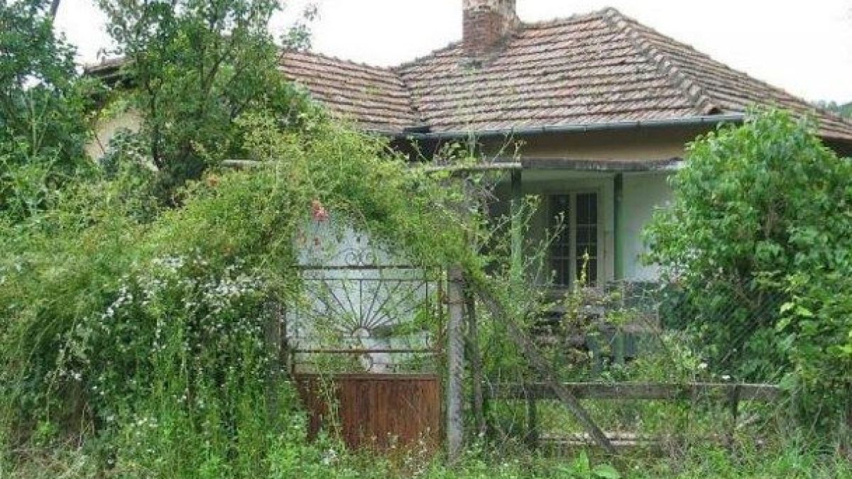 Собственици на къща в Монтанско се обадиха на 112 и обявиха: В стаята има...