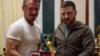 Необичайният подарък на Шон Пен за Зеленски: Актьорът иска да претопят Оскарите му, за да...