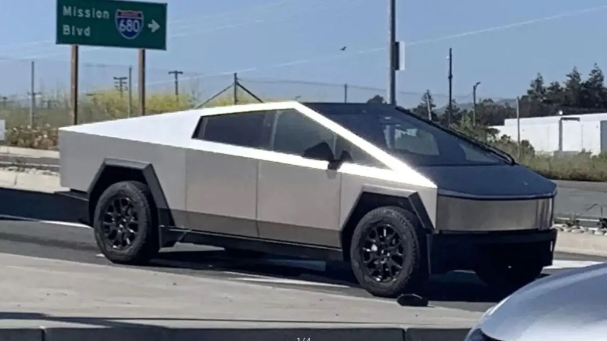 Tesla Cybertruck причини първия си пътен инцидент ВИДЕО