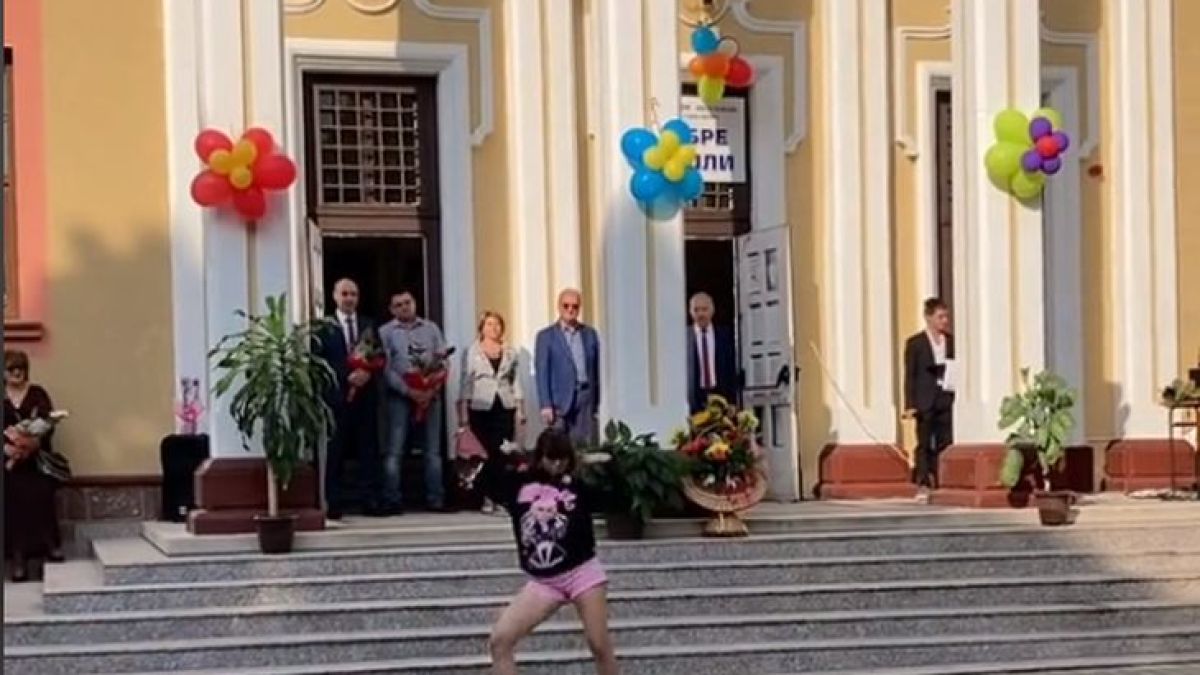 Това не е нормално: Мрежата гърми след вулгарен танц на дете навръх 15-и септември 