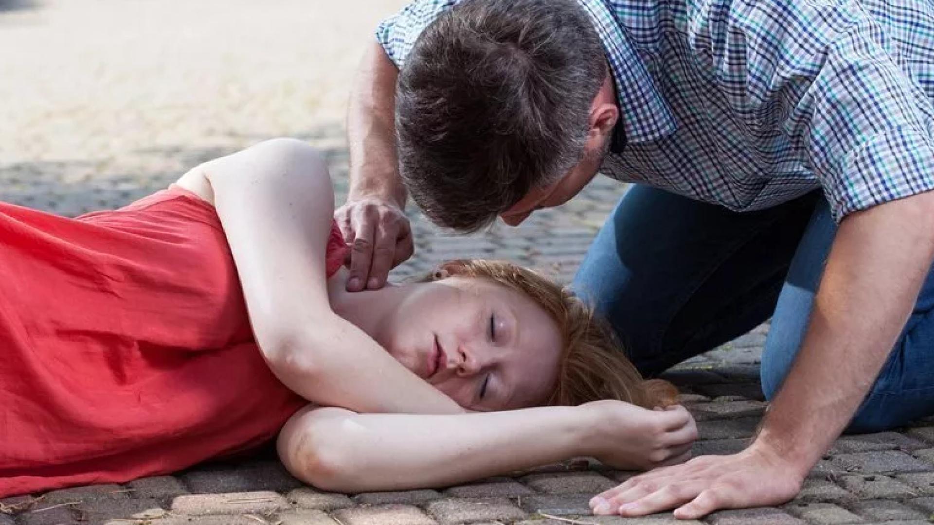 Момиче излезе от метрото и припадна на улицата, а когато се свести...