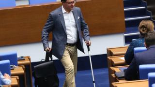 Даниел Митов шокира в парламента, какво се е случило с депутата СНИМКА 